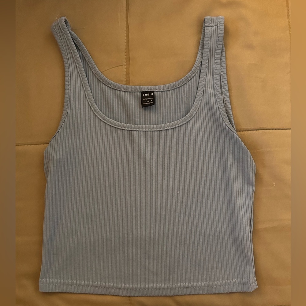 Set of 4 basic fitted tanks. Size S